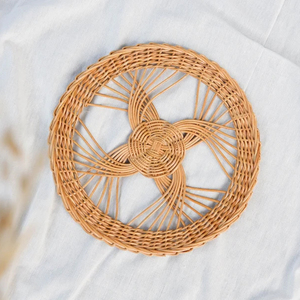 Nuevos posavasos florales de ratán y cargador de ratán y vajilla al mejor precio de fabricación artesanal - Product Image 4