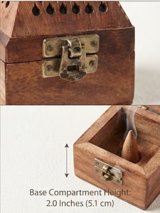 Brûleur d'encens en bois en forme de pyramide avec design perforé et fermoir métallique, emballage individuel - Product Image 3