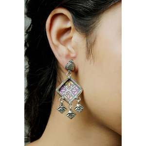 Boucles d'oreilles pendantes en argent 925 avec motifs géométriques en forme de cœur de dessin animé, serties de diamants en clos avec motifs Hasthkala et papillon - Product Image 1
