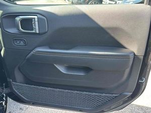 Jeep Wrangler 4x4 Sahara 2025, Listo para Enviar - Product Image 3