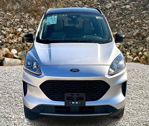 Increíble Ford Escape Hybrid SE Sport 2020 en perfectas condiciones con poco kilometraje en stock, ofrecido a una oferta increíble que no querrás perderte - Product Image 1