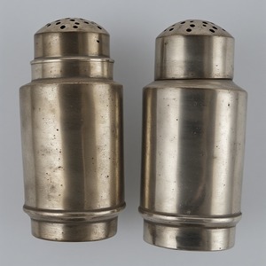 Molino de sal y pimienta de latón Premium con pátina de bronce antiguo martillado hecho a mano artesanal diseñado para decorativo - Product Image 1