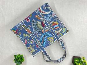 พกพาสะดวกด้วยกระเป๋าโท้ทอเนกประสงค์ของเรา แข็งแรง ทันสมัย และออกแบบมาเพื่อให้ของใช้ของคุณปลอดภัยและจัดระเบียบ - Product Image 3