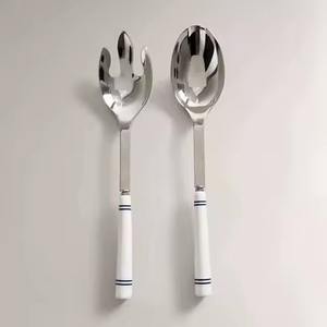 ชุดเสิร์ฟสลัดสแตนเลสเงางามพร้อมด้ามจับปลายแหลมทำจากเรซิน - Product Image 3