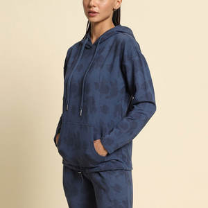 เสื้อฮู้ดแฟชั่นสำหรับผู้หญิงล่าสุดสีทึบดีไซน์ลำลองออกแบบโลโก้ได้ตามต้องการ - Product Image 3