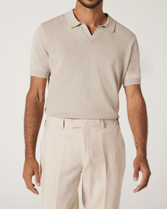 เสื้อโปโลสีเบจมุรุษผ้าฝ้าย100% เข้ารูปคอวีแขนสั้นนุ่มสบายออกแบบโลโก้ได้ตามต้องการ - Product Image 1