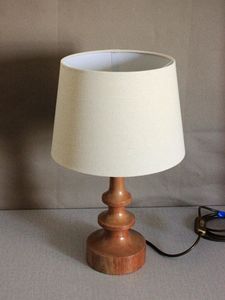 Elegante lámpara de mesa de ratán con base de madera resistente, ideal para escritorios de dormitorios y habitaciones de niños disponibles en varios estilos - Product Image 3