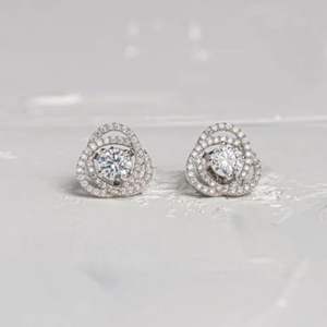 Boucles d'oreilles clous en forme de croix halo en moissanite ronde mignonne pour femmes - Product Image 2