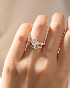 Ensemble de bagues de fiançailles 8mm Princess Cut White CZ Alliance de mariée plaquée or 18 carats avec Chevron CZ pour cadeau - Product Image 5