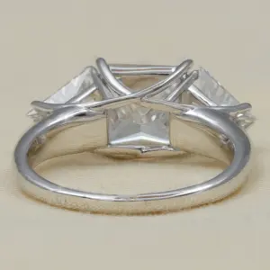 แหวนหมั้นเพชรทรงเจ้าหญิงแบบวินเทจประดับเพชรแล็บสามเม็ด - Product Image 6