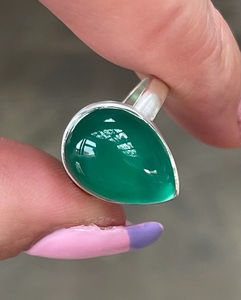 Bague en argent sterling 925 faite à la main avec une pierre d'onyx verte en forme de poire, pierre précieuse naturelle classique, cristal, cadeau parfait pour un anniversaire de mariage - Product Image 2