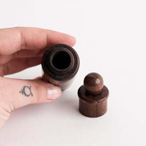 Étui à aiguilles en bois de sésame sculpté à la main - Product Image 2