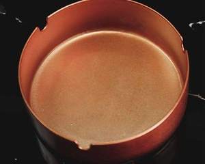 Cendrier élégant en cuivre massif avec un design élégant pour les bars, les restaurants et le bureau. - Product Image 3