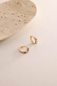 Pendientes Huggie de Piedras Coloridas, Rubí y Amatista, Pendientes Huggie con Pavé de Arcoíris, Plata de Ley 925, Joyería Chapada en Oro de 14K - Product Image 3