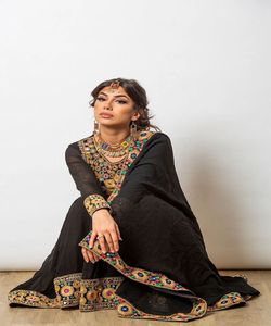 Salwar Kameez de Satén para Fiesta de Mujer, Estilo Indio Tradicional Pakistaní Moderno y Elegante para Celebraciones - Product Image 2