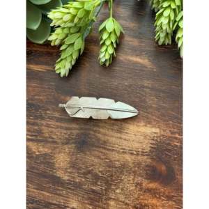Barrette à cheveux artisanale en argent sterling Navajo avec plume, élégante pince à nœud de Noël pour filles, pinces à cheveux pour fêtes, emballage personnalisé - Product Image 1