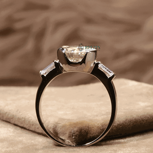 Anillo de compromiso de estilo de 3 piedras de corte redondo y Baguette para mujer - Product Image 4