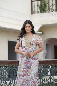 Robe à étages en polyester imprimé numérique bleu pour femmes avec col en V et manches à volants, conçue dans un tissu léger et fluide - Product Image 5