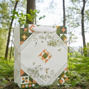 Sac en papier personnalisé de luxe, écologique et recyclable avec poignées pour boutique de vêtements, accessoires, emballage cadeau et décoration - Product Image 4