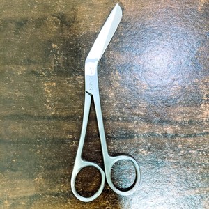 Juego de instrumentos de tijera de episiotomía de clase I reutilizables manuales de acero inoxidable de 6 pulgadas para uso quirúrgico hospitalario - Product Image 1