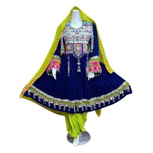 Robe traditionnelle afghane dorée et verte pour femmes, broderie à la main complexe, style Kuchi, robe de cérémonie - Product Image 5