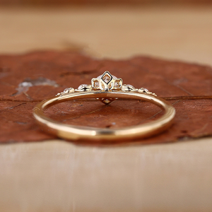 Anillo de Compromiso con Diamante Cultivado en Laboratorio, Corte Redondo y Delicado, Engastado en Garras, en Oro Amarillo para Mujer - Product Image 6