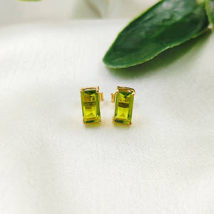 ต่างหูเพอริดอททรงบาแก็ตต์ - หินประจำเดือนสิงหาคม, ชุบทอง เงินแท้ 925, เครื่องประดับทำมือ, ขายส่งแบบฝังเพชร - Product Image 3