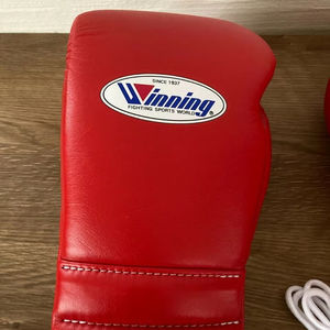 Gants de boxe de marque gagnante Qualité supérieure Entraînement Sparring gagnant Lacets Gants de boxe en cuir de grande qualité Confortable. - Product Image 4