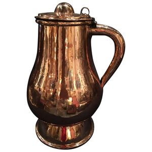 Impresionante jarra de cobre con patrones en relieve y Caño funcional adecuado para ceremonias formales o celebraciones en el hogar - Product Image 1