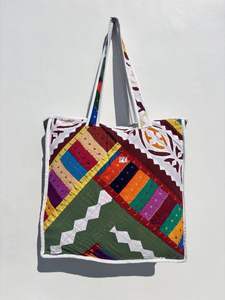 Bolso de mano acolchado de algodón de alta calidad, bolso de compras de retazos hecho a mano, bolso de playa para uso diario y viaje, regalo perfecto - Product Image 2