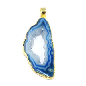 Pendentif en pierre géode druzy de style minimaliste, forme fantaisie, plaqué or 22 carats, métal laiton, bijoux tendance pour femmes, vente en gros - Product Image 1