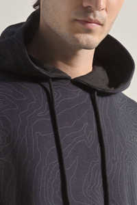 Sudadera con Capucha Negra Estilo Urbano, Poliéster/Algodón, 450 GSM, Corte Regular, Diseño de Grafiti Bordado e Impreso, Todos los Colores - Product Image 2