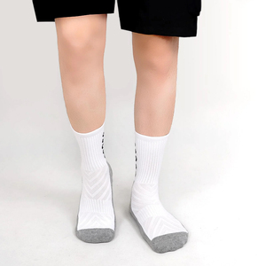 Chaussettes de sport personnalisées avec votre propre logo Chaussettes de basket-ball côtelées en coton athlétique de créateur Personnaliser les chaussettes - Product Image 3