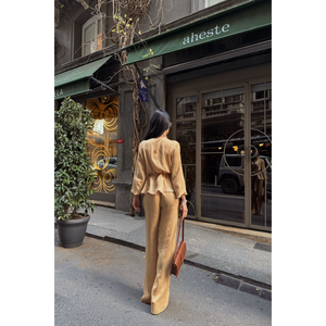 Ensemble chemisier et pantalon beige en satin à nouer pour femme - Product Image 1