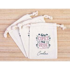 Sacs personnalisés « Voici la mariée » pour kit anti-gueule de bois, idéaux pour enterrement de vie de jeune fille et mariage, avec breloques de sac amusantes et chics pour une survie optimale - Product Image 2