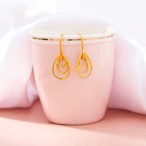 Encantadores Pendientes de Aro y Tipo Huggie con Diseño de Gota de Oro - Product Image 1