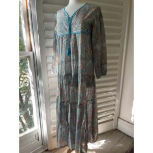 Vestido Maxi de Ganchillo Transpirable - Estilo Casual Elegante Paisley Oceánico con Decoraciones Huecas Drapeadas, Tallas XS-3X para Días de Ocio - Product Image 2