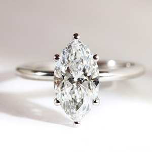 Bague de fiançailles solitaire en Moissanite coupe marquise de 6.5/13 millimètres avec bande arrondie de 8 millimètres et six broches pour femme - Product Image 1