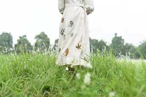 Robe en lin brodée à la main LEAH Wrap Style avec taille nouée et manches longues pour les invités de mariage - Product Image 5