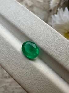 Pierre taillée ovale en émeraude zambienne naturelle fascinante certifiée 9x7 MM avec une pierre précieuse de bon lustre pour la fabrication de bijoux 1.82 carats - Product Image 3