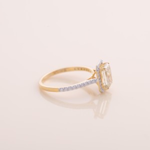 Anillo de Plata de Ley 925 con Halo de Diamantes Amarillos de Corte Esmeralda de 1.5ct y Tallo Dividido - Product Image 4