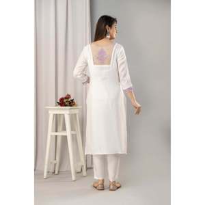 Kurta en mousseline de soie blanche et violette pour femme avec pantalon en mousseline brodé et dupatta - Product Image 4