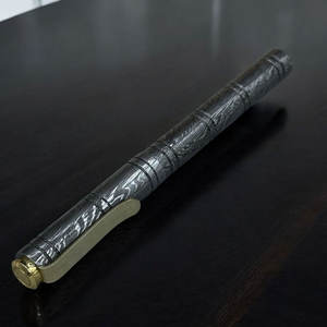 Bolígrafo de Acero de Damasco Hecho a Mano, Cuerpo de Metal Sólido, Patrón Único en Capas, Herramienta de Escritura EDC de Lujo, Regalo Corporativo de Alta Gama - Product Image 5