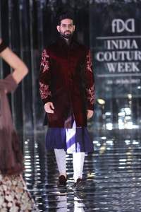 2025 Sherwani de terciopelo de moda con bordado Zari y zapatos a juego Conjunto de vestido de novia perfecto para novio y ropa de fiesta - Product Image 2