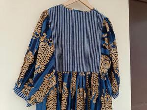 Vestido MIDI de silueta suelta de verano informal ecológico con estampado de tigre azul con cuello en V cintura natural y cierre de cuerda - Product Image 4