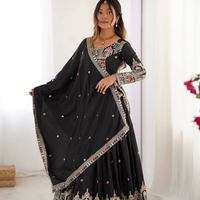 Lehenga en soie crêpe naturelle avec broderie de fil Dori, sequins et bordure en dentelle, dupatta semi-cousu