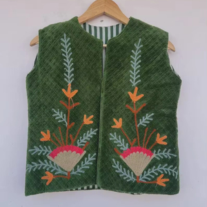 Chaleco de terciopelo Suzani estilo bohemio para mujer, chaleco turco sin mangas con bordado floral a mano, regalo para ella, chaleco étnico sin mangas. - Product Image 1