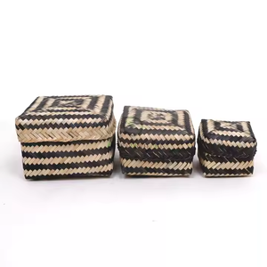 Caja de almacenamiento tejida de bambú natural con organizador cuadrado de tapa para uso en sala de estar o despensa - Product Image 5