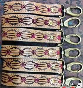 Porte-clés en cuir personnalisé usiné à la main fabriqué à partir de cuir véritable et comporte des motifs complexes usinés à la main - Product Image 3