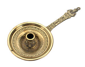 เชิงเทียนทองเหลืองดีไซน์เรียบง่าย รูปทรงกลีบดอกไม้ พร้อมห่วงสำหรับนิ้วมือ เหมาะสำหรับตกแต่งบ้าน เพิ่มกลิ่นหอมในเทศกาลคริสต์มาส - Product Image 4